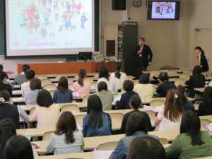 副学長が、本学の概要について説明し、みなさん熱心に聞いていらっしゃいました。
