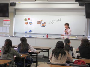 健康栄養学科 金澤先生による体験授業「健康食:yes,no?」です。健康食とはどのような食事かをyes.noのクイズ形式で考えてみました。