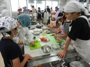 健康栄養学科 新宿区立落合第6小学校5年生が来学し学生と調理実習をしました 東京家政学院大学